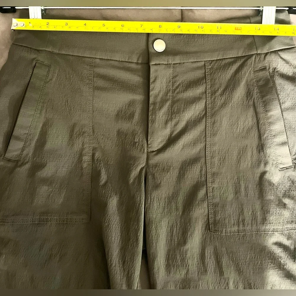 GW 2025 Athleta Sz 4 Women’s Lightweight Shorts w/front & back pockets - Picture 7 of 12